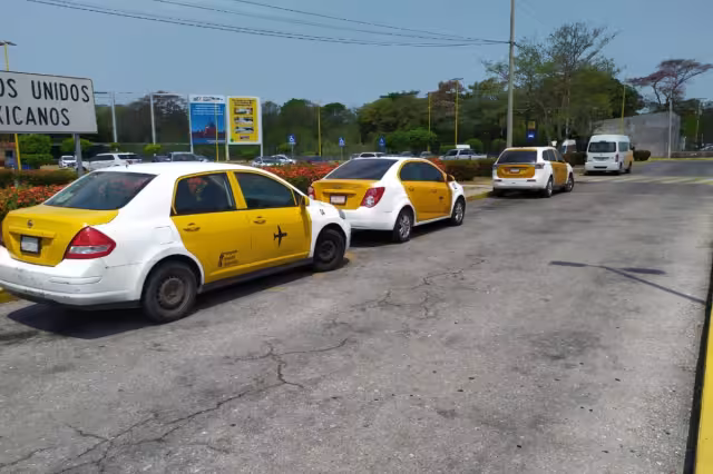 Marbel Aguirre, conductor de una unidad de taxi exclusiva del aeropuerto, señaló que de los tres primeros vuelos que llegaron antes del medio día al Aeropuerto Internacional de Ciudad del Carmen, no llegaron más de 100 pasajeros