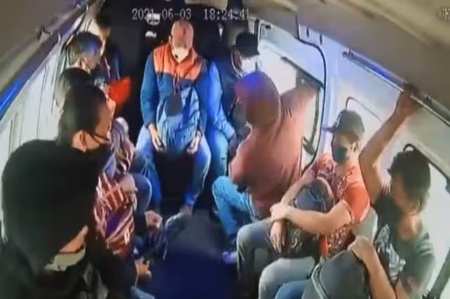 Asaltan en segundos a pasajeros de combi en la México-Puebla