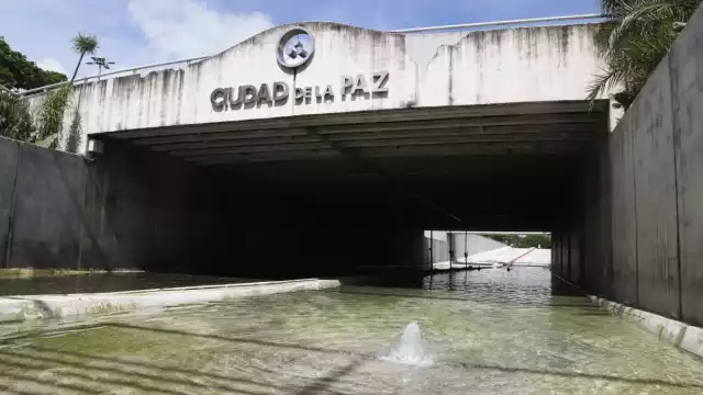 En la zona se observa el agua brotando de la carpeta asfáltica, incluso se formó una especie de fuente. Foto: Martín Zetina