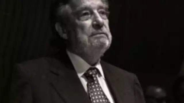 Su poesía, está marcada por la experimentación, a veces con toques neomodernistas, existencialistas y hasta surrealistas