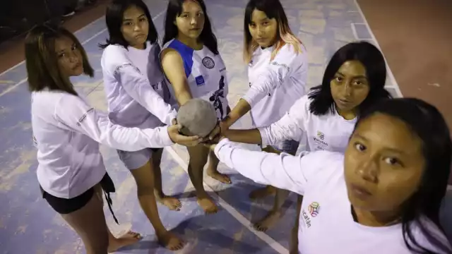 Las muchachas pidieron apoyo para aprender las reglas del deporte, en el que antes sólo participaban hombres