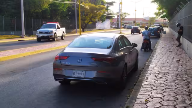 El único lugar en el cual está permitido detener las unidades es en el estacionamiento que tiene un costo de 10 pesos por hora