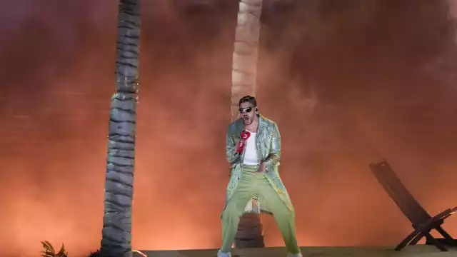 Homenaje de Bad Bunny a Juan Gabriel en el Estadio Azteca es aplaudido por fans