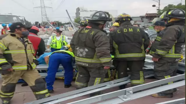 Servicios de emergencia comenzaron una intensa movilización tras la caída de una estructura metálica en Eje 6 Sur, avenida de las Torres y Ermita, en la colonia Paraje Zacatepec