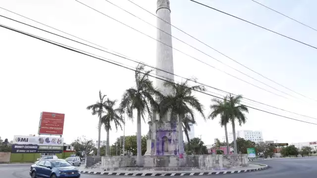 Mujeres le arrojaron pintura morada al monumento