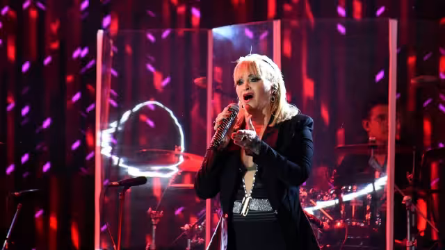 Rocío Banquells cae durante concierto y lo muestra en redes sociales: VIDEO