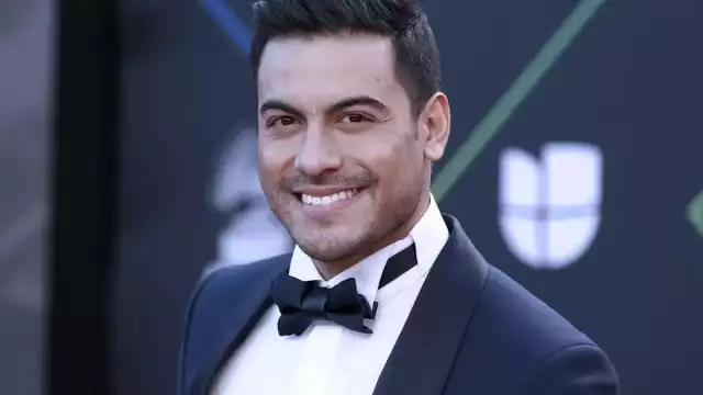 Carolos Rivera conmueve a internautas al cantarle a la madre fallecida de una de sus fans