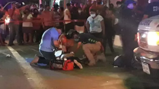 Del fuerte encontronazo, el triciclo quedó partido en dos y su conductor quedó tirado en posición boca abajo