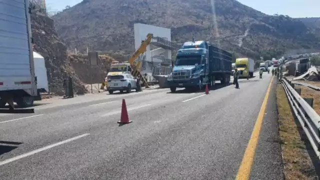 El accidente provocó filas kilométricas de tráileres, autobuses y vehículos particulares, que quedaron varados