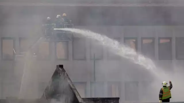 El fuego al interior del Parlamento de Sudáfrica mantiene a los bomberos trabajando a marchas forzadas, pues es un edificio histórico