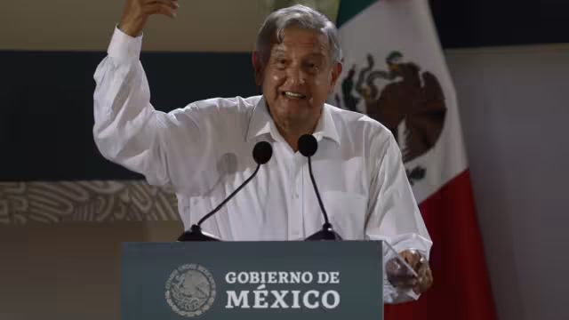 AMLO prometió vacunas para maestros en Yucatán