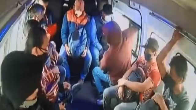 Asaltan en segundos a pasajeros de combi en la México-Puebla