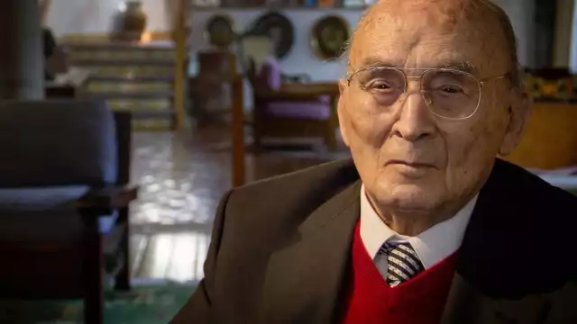 Amigos y familiares del ex presidente acudieron a la funeraria, donde acompañarán los restos de Luis Echeverría.