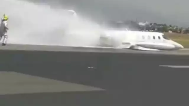 A través de redes sociales se difunde un video en el que se puede ver cómo la avioneta perdió el tren de aterrizaje y quedó recostada sobre la pista de aterrizaje