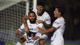 Juninho brilla con hat-trick en la contundente victoria de Pumas sobre Juárez