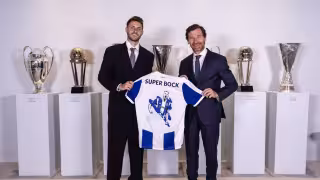 Santi Giménez llega al Porto: jugará a préstamo con opción de compra; Así fue su presentación