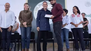Presidenta Sheinbaum entrega tarjetas del Bienestar para mejoramiento de vivienda en Baja California