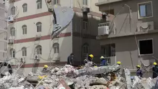 Las autoridades buscan a más personas entre los escombros