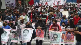 Familiares de los normalistas, organizaciones civiles y activistas se reunieron en el Ángel de la Independencia