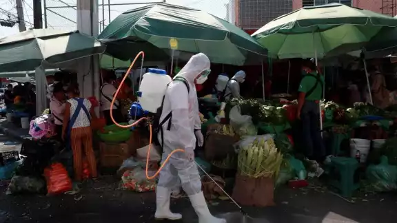 Previo al informe COVID-19, el doctor José Alomía explicó que las medidas sanitarias deben ser acatadas aún en semáforo verde Foto: Reuters Previo al informe COVID-19, el doctor José Alomía explicó que las medidas sanitarias deben ser acatadas aún en semáforo verde Foto: Reuters