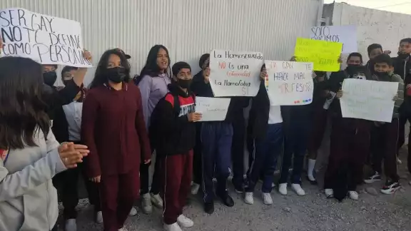 Los alumnos cerraron la escuela y prohibieron el paso a maestros y demás compañeros Los alumnos cerraron la escuela y prohibieron el paso a maestros y demás compañeros