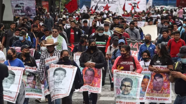 Familiares de los normalistas, organizaciones civiles y activistas se reunieron en el Ángel de la Independencia