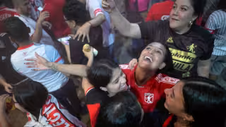 Barras femeninas Colombia: mujeres luchan contra el machismo en estadios de futbol