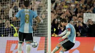 Messi anota de penal en su último partido con Argentina ante Benín
