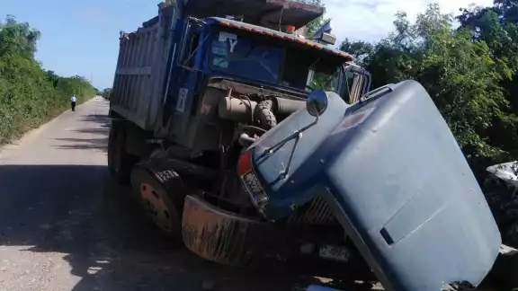 El conductor del vehículo tipo Volteo, invadió el carril contrario. Elementos de la Guardia Nacional acudieron para abanderar el lugar El conductor del vehículo tipo Volteo, invadió el carril contrario. Elementos de la Guardia Nacional acudieron para abanderar el lugar