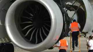 Muere un hombre succionado por la turbina de un avión en el aeropuerto de Texas