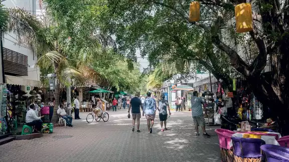 La Quinta Avenida es la arteria más icónica de Playa del Carmen