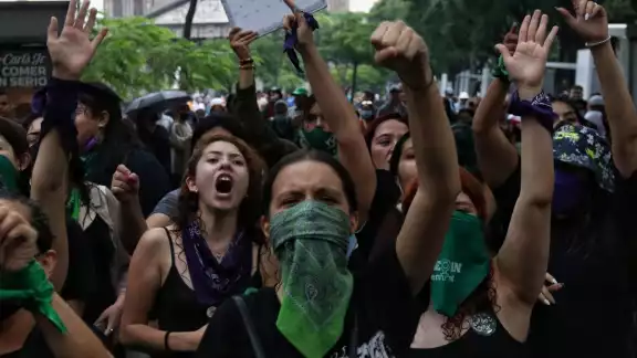 Los colectivos feministas se encontraron en el Ángel de la Independencia, en donde intentaron derribar la valla de seguridad