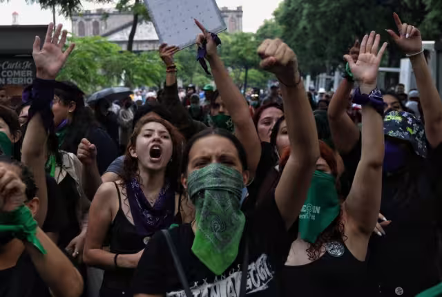 Los colectivos feministas se encontraron en el Ángel de la Independencia, en donde intentaron derribar la valla de seguridad