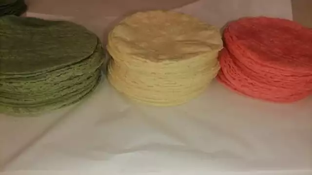 Utilizan productos naturales como chaya y remolacha para darle ese color a las tortillas