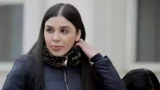 Emma Coronel, esposa del Chapo Guzmán, sale de la cárcel
