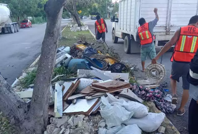 Infractores apoyan las labores de limpieza urbana durante el incremento de faltas administrativas de fin de año.