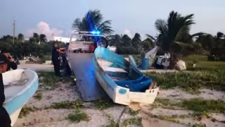 La lancha fue retirada con la ayuda de una grúa