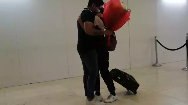 El joven recibió con un ramo de rosas a su novia en el aeropuerto de Mérida