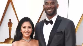 Vanessa y Kobe Bryant posan juntos en una alfombra roja