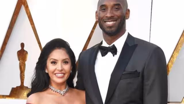 Vanessa y Kobe Bryant posan juntos en una alfombra roja
