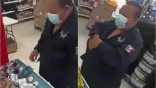 Un hombre uniformado como policía municipal fue captado mientras intentaba robar varios productos de un supermercado