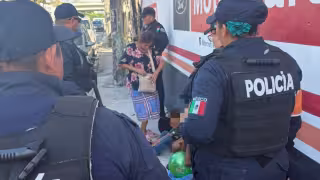 Elementos de la Policía rescatan a tres menores de la calle en Playa del Carmen