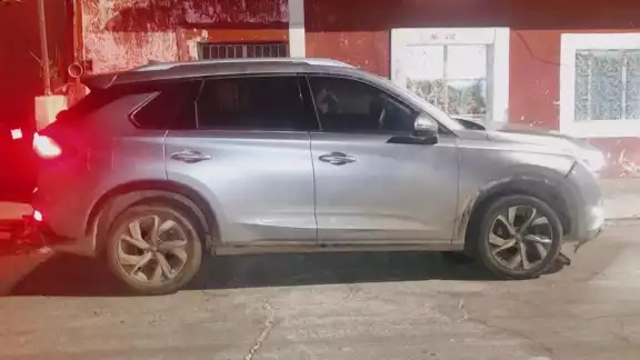 La policía aseguró un vehículo Dodge Journey perteneciente a los detenidos La policía aseguró un vehículo Dodge Journey perteneciente a los detenidos