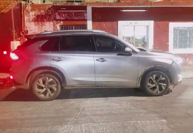 La policía aseguró un vehículo Dodge Journey perteneciente a los detenidos