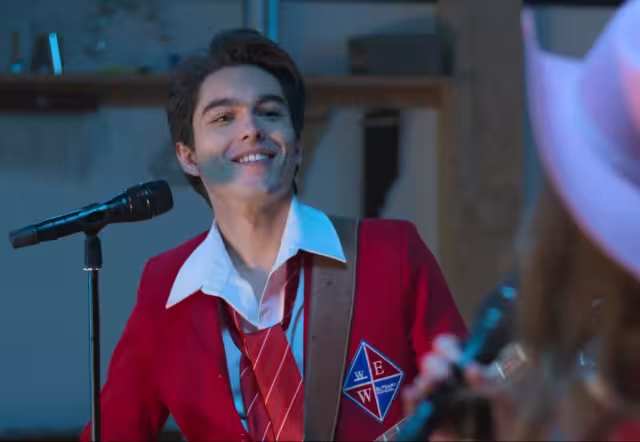 Sergio Mayer Mori interpreta a Esteban en Rebelde de Netflix