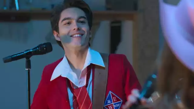 Sergio Mayer Mori interpreta a Esteban en Rebelde de Netflix