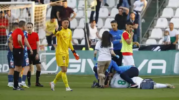 El defensa del Córdoba CF fue sometido a maniobras de reanimación y posteriormente fue trasladado a un hospital