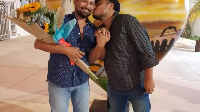 La propuesta se realizó por la noche en el “callejón del amor” del malecón de este puerto