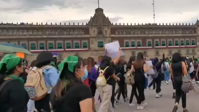 Colectivos feministas se enfrentan con elementos de seguridad durante la marcha a favor del aborto