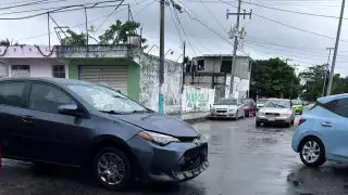 Lluvias provocan dos accidentes viales casi simultáneos y dejan cuatro lesionados leves en Chetumal